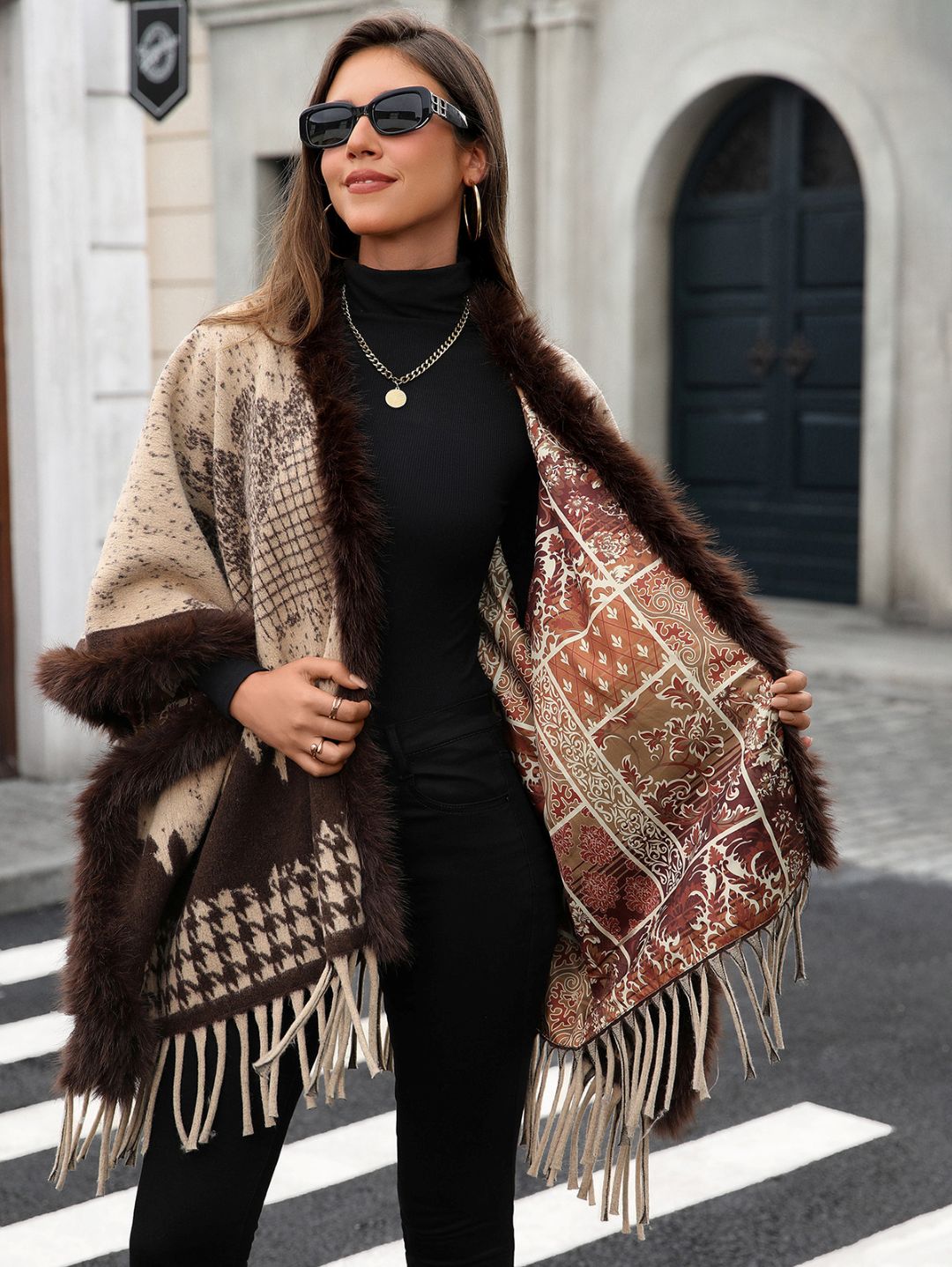 Poncho à franges imprimé avec doublure en fausse fourrure et intérieur baroque