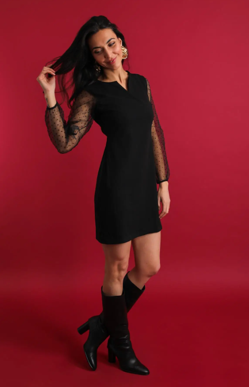 Robe noire chic à manches transparentes plumetis à pois