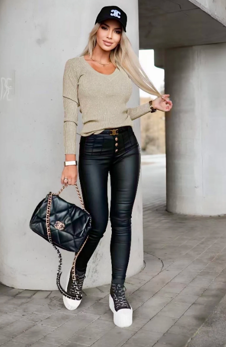 Pull col V matière brillante manches longues