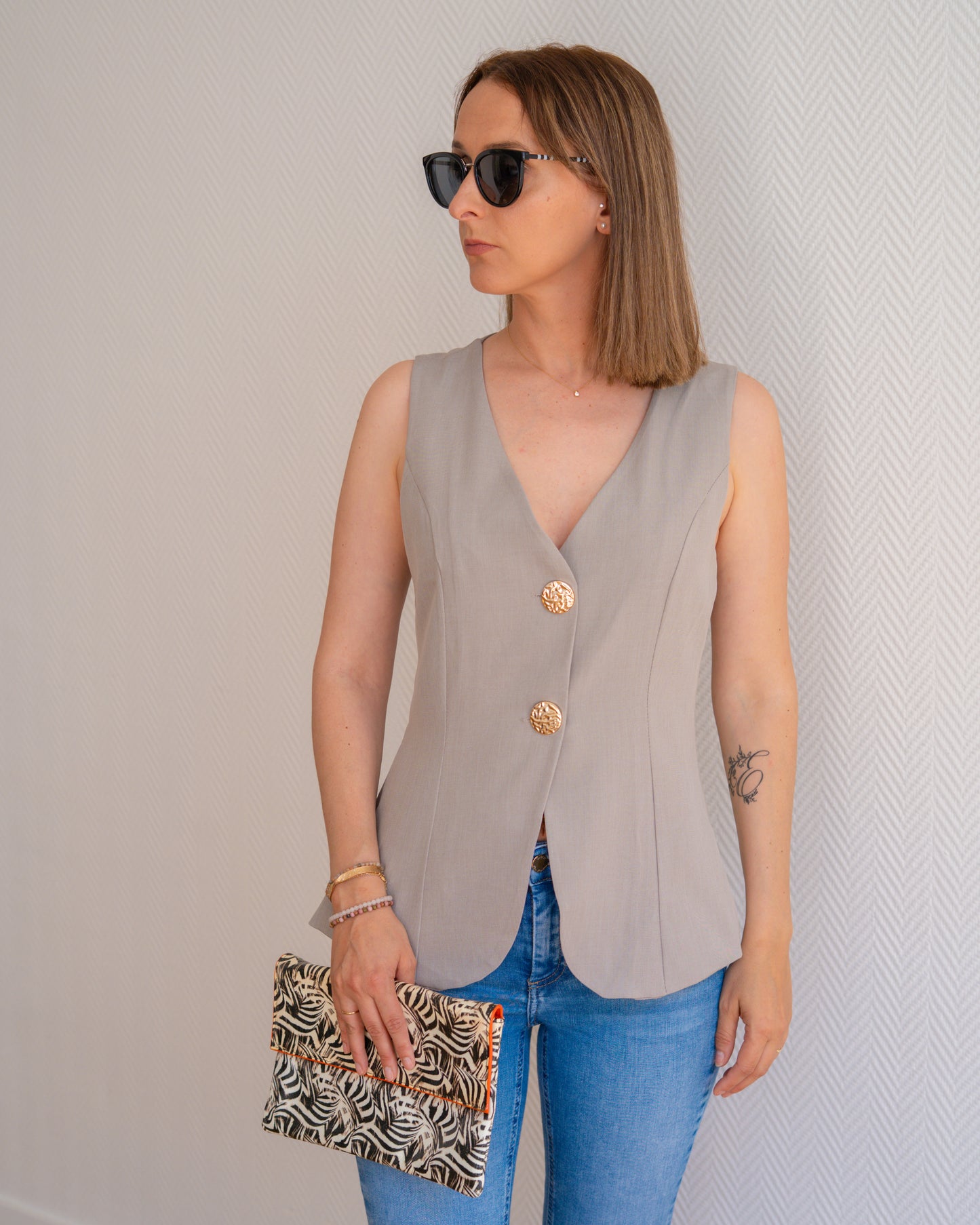 Veston sans manches à boutons dorés chic