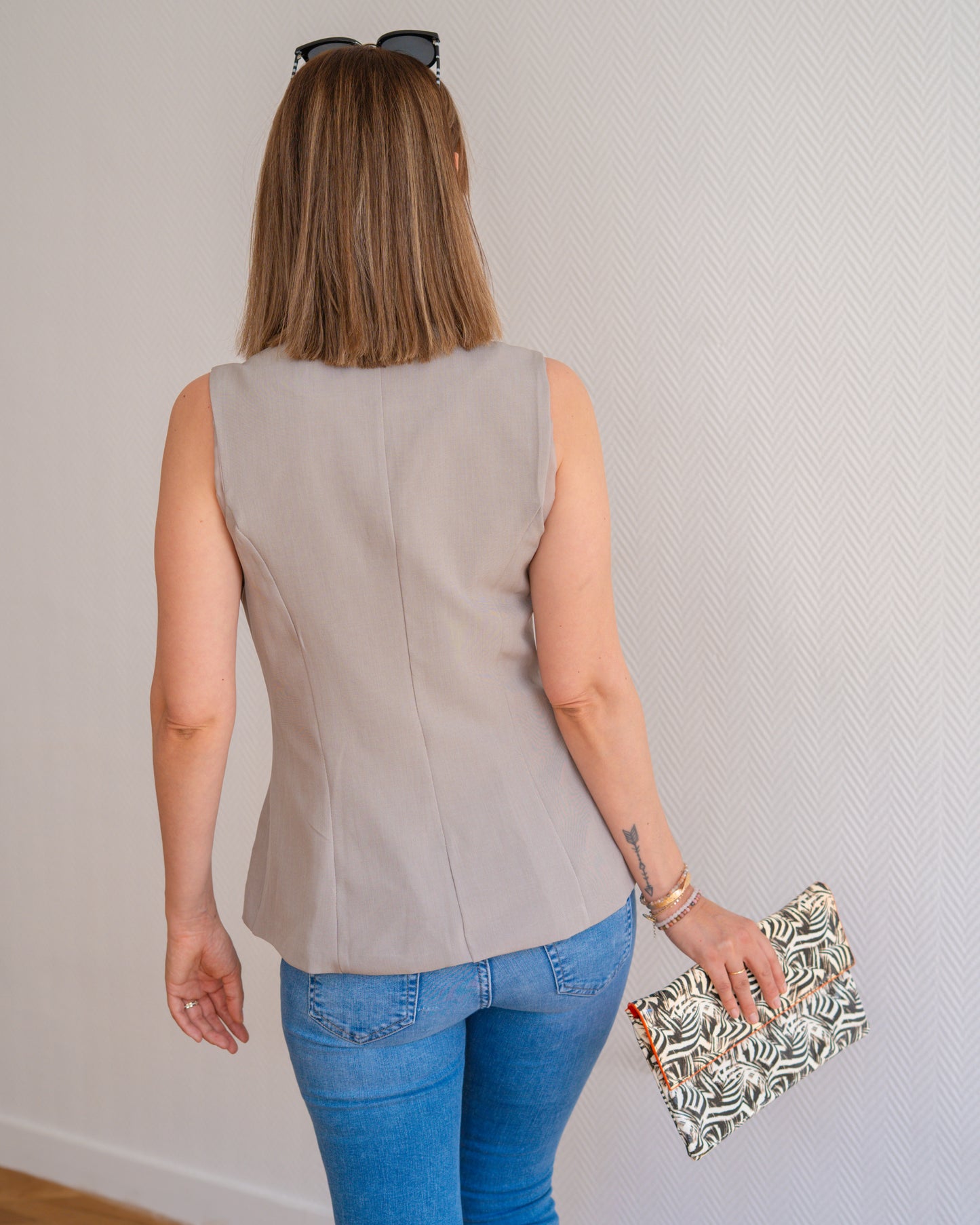 Veston sans manches à boutons dorés chic