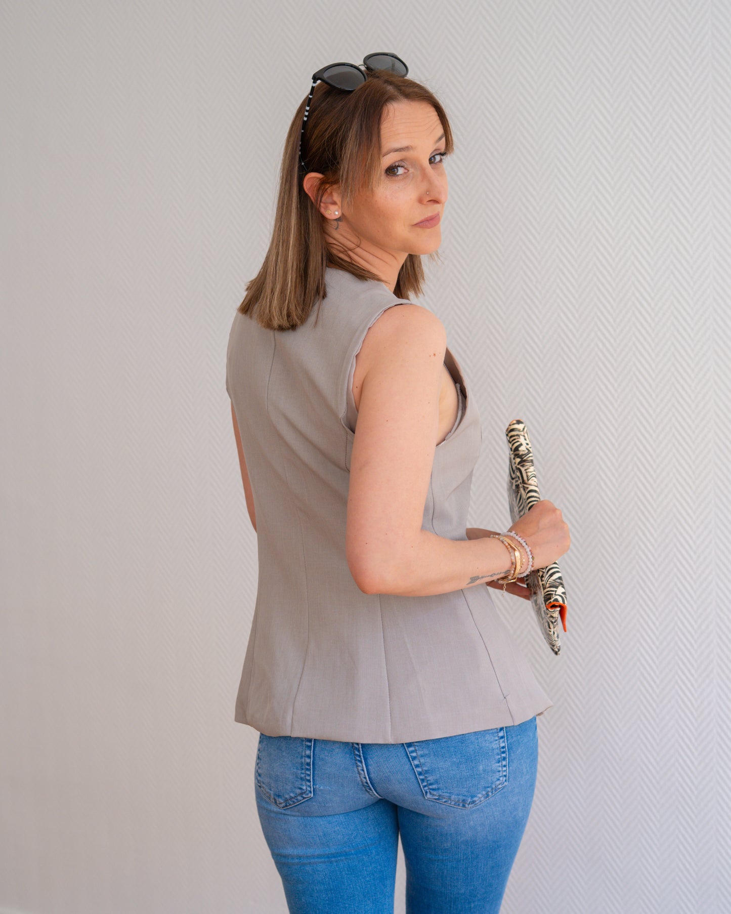 Veston sans manches à boutons dorés chic