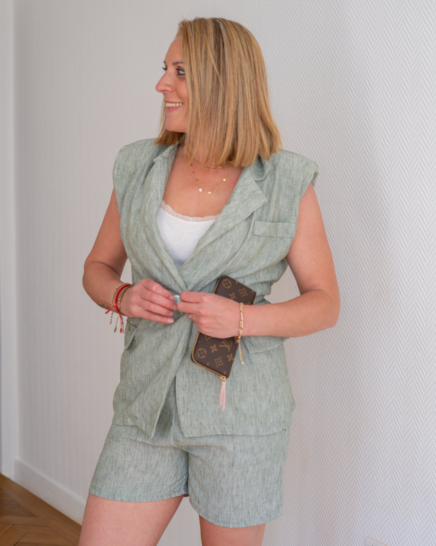 Ensemble chic effet lin – Blazer sans manches ceinturé & short élégant