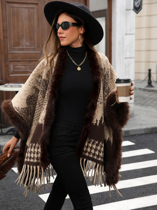 Poncho à franges imprimé avec doublure en fausse fourrure et intérieur baroque