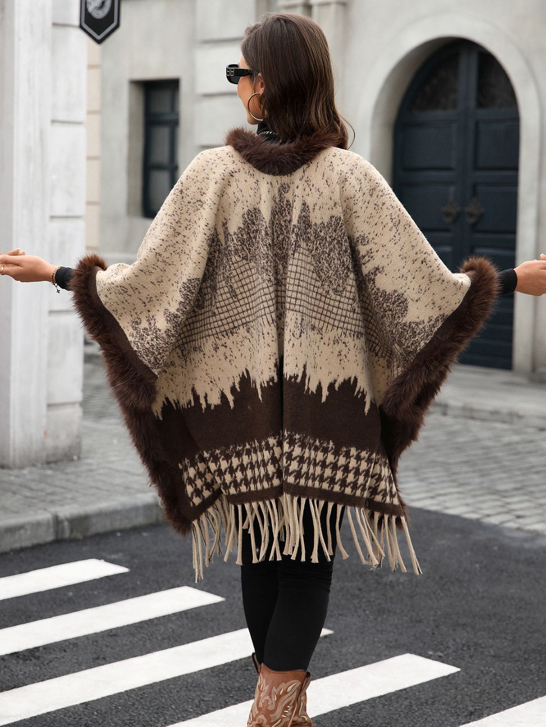 Poncho à franges imprimé avec doublure en fausse fourrure et intérieur baroque